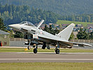 Der Eurofighter "7L-WB" setzt am Flughafen in Zeltweg auf. (Bild öffnet sich in einem neuen Fenster)