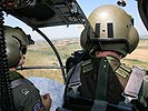 Blick ins Cockpit des Helikopters. (Bild öffnet sich in einem neuen Fenster)