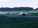 Zwei Draken rollen zum Start.