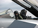 Hier bereitet er sich auf seinen ersten Trainingsflug in Österreich vor. (Bild öffnet sich in einem neuen Fenster)