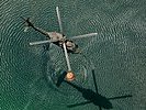 Ein Hubschrauber füllt einen Löschtank... (Bild öffnet sich in einem neuen Fenster)