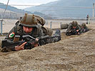 Soldaten bewältigen die Hindernisbahn in voller Gefechtsausrüstung. (Bild öffnet sich in einem neuen Fenster)