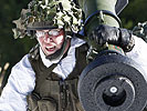 Dieser Soldat trägt eine Panzerabwehrlenkwaffe BILL 2000. (Bild öffnet sich in einem neuen Fenster)