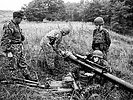 Soldaten mit einem rückstoßfreien Panzerabwehrrohr. (Bild öffnet sich in einem neuen Fenster)