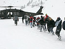 Eine weitere Gruppe auf dem Weg zu einem "Black Hawk". (Bild öffnet sich in einem neuen Fenster)