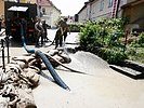 In Weissenkirchen Pumpen Soldaten das Wasser ab. (Bild öffnet sich in einem neuen Fenster)