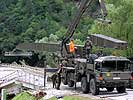 Aufbau der Pionierbrücke 2000. (Bild öffnet sich in einem neuen Fenster)