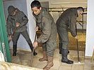 Die Soldaten befreien Keller vom Hochwasser. (Bild öffnet sich in einem neuen Fenster)