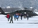 Dort verlassen sie die Helikopter des Bundesheers. (Bild öffnet sich in einem neuen Fenster)