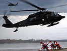 "Black Hawk"-Helikopter im Einsatz: Mit Panzersperren... (Bild öffnet sich in einem neuen Fenster)