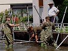 Errichten eines Behelfssteges. (Bild öffnet sich in einem neuen Fenster)