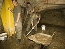 Unzählige Keller werden vom Schlamm befreit. (Bild öffnet sich in einem neuen Fenster)