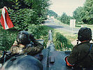 Eine Jagdpanzer-Crew hat freien Blick auf die Grenzstraße. (Bild öffnet sich in einem neuen Fenster)