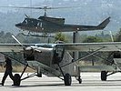 Während die PC-6 bereit stehen, landet eine AB-212 in Tatoi. (Bild öffnet sich in einem neuen Fenster)