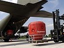 Wassertanks und weitere Geräte wurden in eine C-130 verladen. (Bild öffnet sich in einem neuen Fenster)