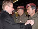 Verteidigungsminister Scheibner verleiht die Einsatzmedaillen. (Bild öffnet sich in einem neuen Fenster)