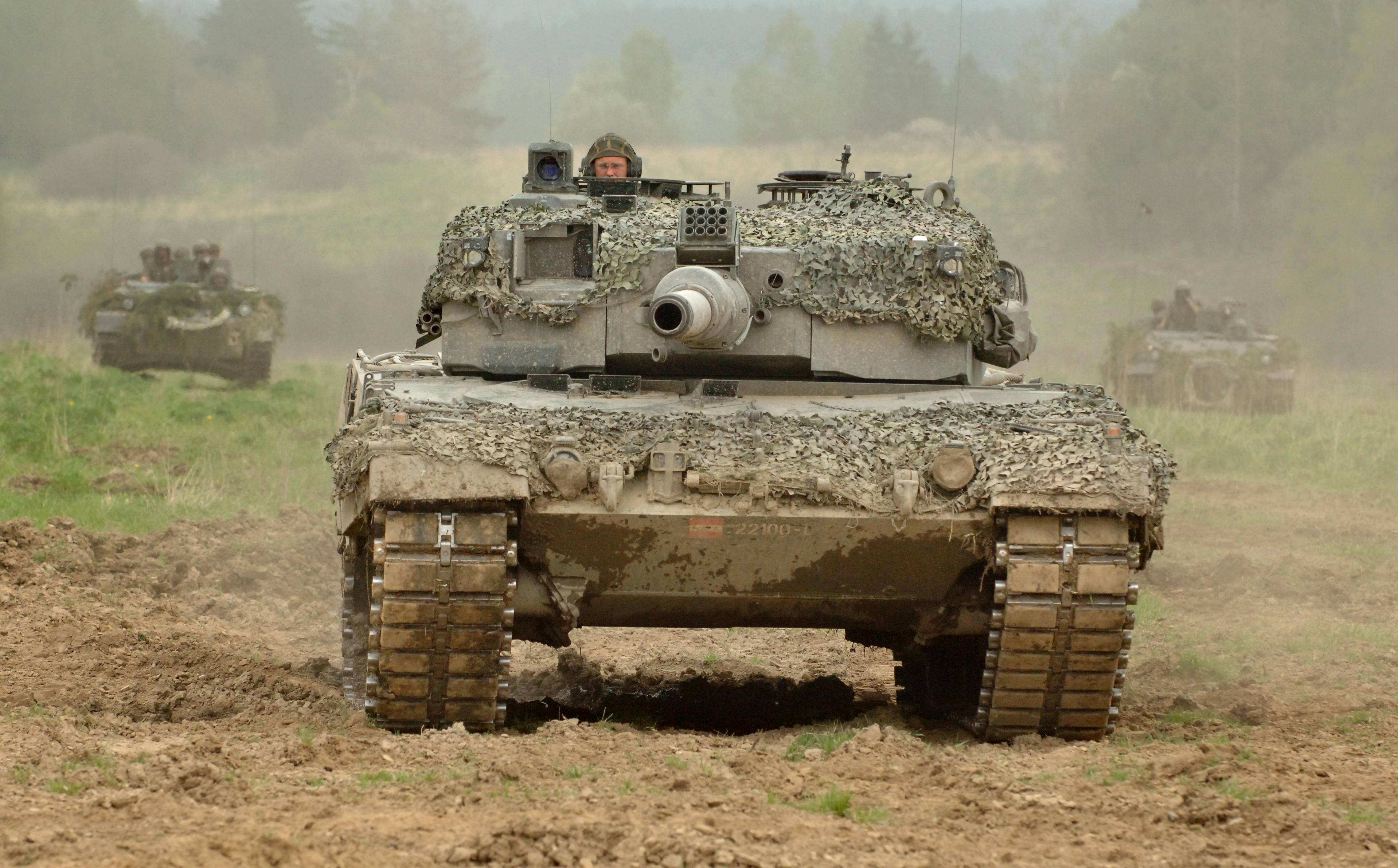 Покажи немецкие танки. Леопард 2а4. Танк леопард 2. Танки Leopard 2a6. Leopard 2a4 Бундесвер.