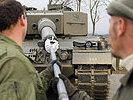 Das Rohr der Panzerkanone muss vom Pulverschmauch gereinigt werden. (Bild öffnet sich in einem neuen Fenster)