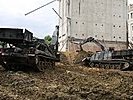 Pionierpanzer helfen beim Beseitigen einer Silo-Ruine. (Bild öffnet sich in einem neuen Fenster)