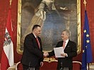 Hans Peter Doskozil, left, with Federal President Heinz Fischer. (Image opens in new window)