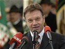 MoD Günther Patter praised the accident-free service of the fleet. (Image opens in new window)