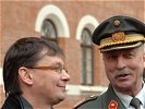 Chief of Defence Staff General Ertl welcomes Defence Minister Darabos. (Image opens in new window)
