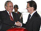 Darabos hands over the logbook of an F-5 to his Swiss counterpart Schmid. (Image opens in new window)