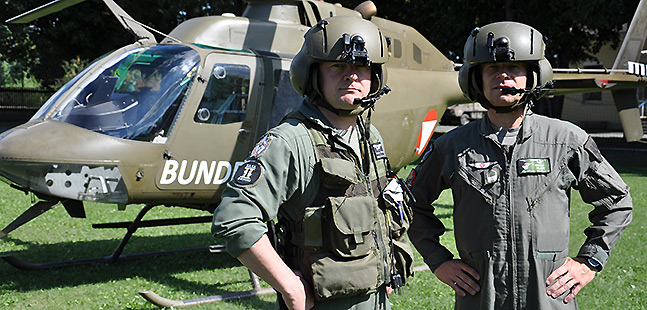 Pilot Jürgen Beyrer (l.) and flight technician Rudolf Klein.