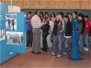 Bludesch: Oberstleutnant Stocker führt Schüler durch die Ausstellung. (Bild öffnet sich in einem neuen Fenster)