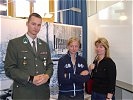 Linz: Zwei Interessentinnen mit Wachtmeister Rösler-Schmidt. (Bild öffnet sich in einem neuen Fenster)
