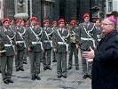 Der Militärbischof mit der Gardemusik vor dem Stephansdom. (Bild öffnet sich in einem neuen Fenster)