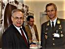 Vizeleutnant Fuchs im Pausengespräch mit Oberst Eckelsberger. (Bild öffnet sich in einem neuen Fenster)