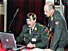 Generalmajor Commenda und Oberstleutnant Venus bei den Vorbereitungen. (Bild öffnet sich in einem neuen Fenster)
