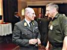 Pausengespräch: Generalmajor Commenda, Brigadier Heidecker. (Bild öffnet sich in einem neuen Fenster)