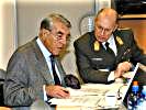 Vorbereitung und letzte Absprachen zw. Dr. Zilk und Generalmajor Commenda. (Bild öffnet sich in einem neuen Fenster)
