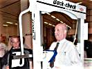 General Ertl läßt sich am Infostand des HeeresSportzentrums testen. (Bild öffnet sich in einem neuen Fenster)