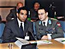 Brigadier Waleed Zawawi aus Oman. Olt Dengg fungiert als Dolmetscher. (Bild öffnet sich in einem neuen Fenster)