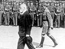 1955: Erster militärischer Festakt durch die provisorische Bundesregierung - Bundespräsident Körner schreitet mit Major Birsak die Front ab. (Zum Vergößern ancklicken!)