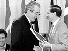 1995:Unterzeichnung der Rahmendokumente für die NATO-Partnerschaft für den Frieden durch den Außenminister Dr. Alois Mock. (Zum Vergößern anklicken!)