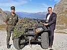 Minister Hans Peter Doskozil übergibt ein Quad an Oberst Bernd Rott.