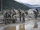Soldaten bei Aufräumarbeiten.