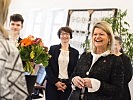 Klaudia Tanner mit den Gärtnerinnen und Gärtnern. (Bild öffnet sich in einem neuen Fenster)