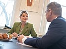 Ministerin Tanner mit Landeshauptmann Stelzer. (Bild öffnet sich in einem neuen Fenster)