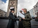 28.2.: Klaudia Tanner gratuliert zum Dienstgrad Wachtmeister. (Bild öffnet sich in einem neuen Fenster)