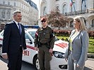 Ministerin Tanner besucht Soldaten bei der Botschaftsbewachung. (Bild öffnet sich in einem neuen Fenster)