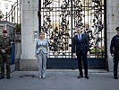 Ministerin Tanner besucht Soldaten bei der Botschaftsbewachung. (Bild öffnet sich in einem neuen Fenster)