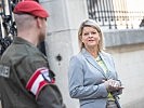 Ministerin Tanner besucht Soldaten bei der Botschaftsbewachung. (Bild öffnet sich in einem neuen Fenster)