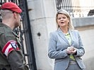 Ministerin Tanner besucht Soldaten bei der Botschaftsbewachung. (Bild öffnet sich in einem neuen Fenster)