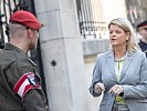 Ministerin Tanner besucht Soldaten bei der Botschaftsbewachung. (Bild öffnet sich in einem neuen Fenster)