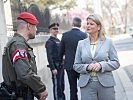 Ministerin Tanner besucht Soldaten bei der Botschaftsbewachung. (Bild öffnet sich in einem neuen Fenster)